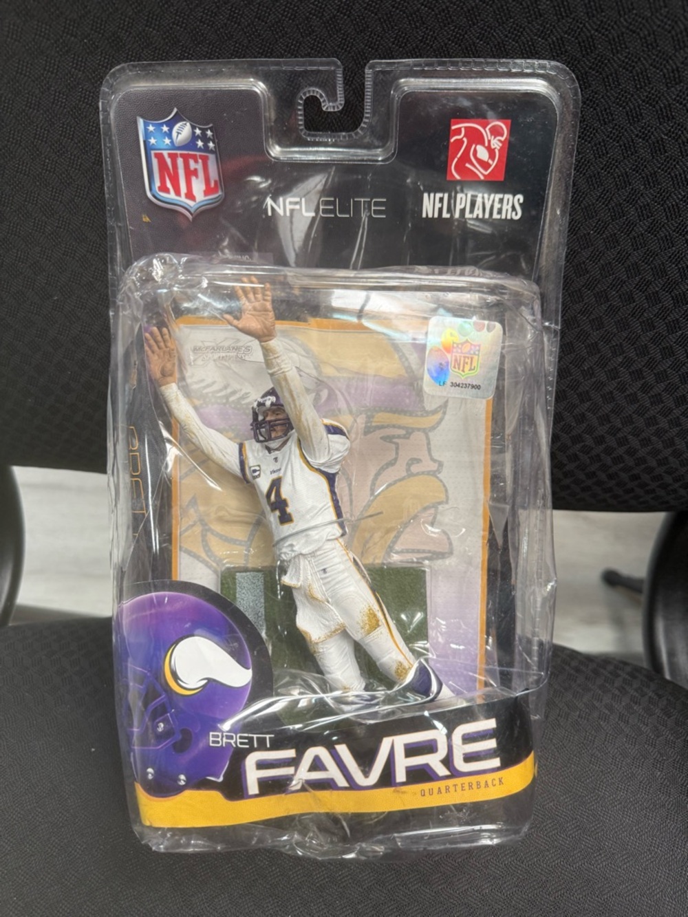 Brett Favre NFL Elite Series Minnesota Vikings McFarlane figure and stand